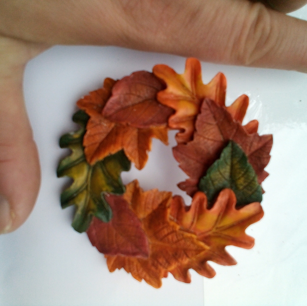 A fall-colored leaf wreath brooch/pin